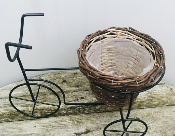 Metallfahrrad mit Weidengefäß