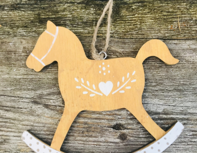 Deko-Pferd aus Holz zum Aufhängen braun
