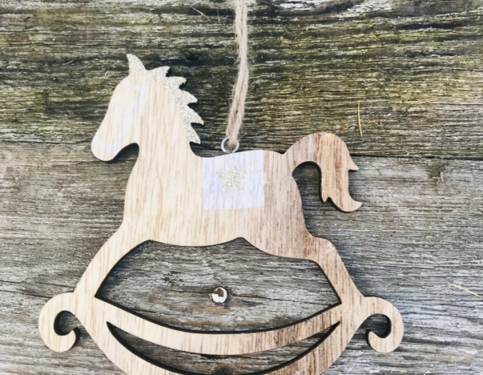 Hölzernes Deko-Pferd zum Aufhängen mit goldener Mähne