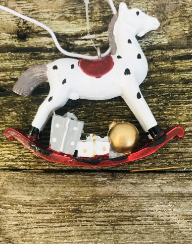 Dekoratives Steckenpferd zum Aufhängen mit Geschenken