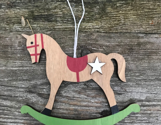 Dekoratives Pferd aus Holz zum Aufhängen grün