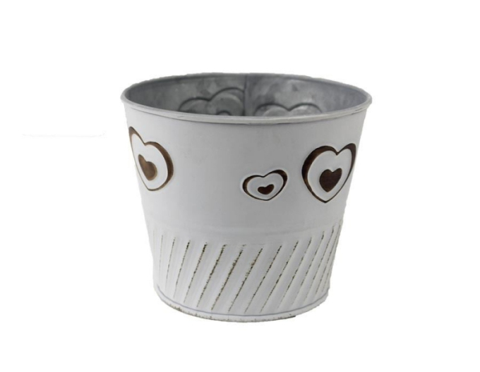 Weiße Metallverpackung mit Herzen